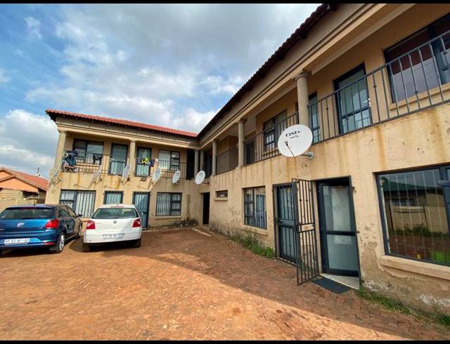 12 BEDROOM HOUSE FOR SALE IN LEACHVILLE EXT 3
